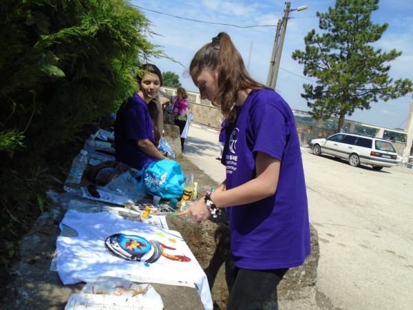 Млади художници от Казанлък твориха върху тениски по време на биенале на детската рисунка