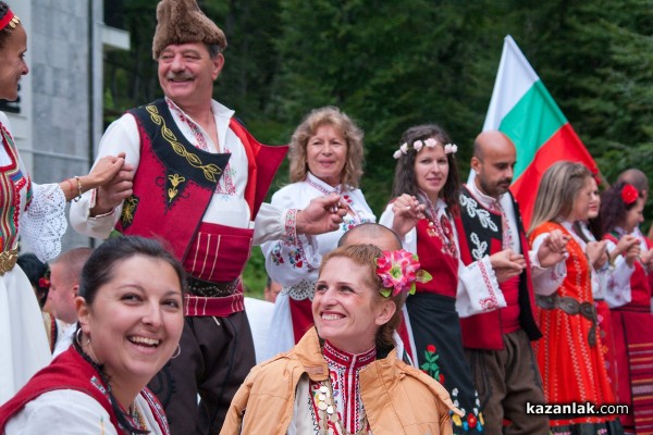 Над 350 човека облякоха народни носии за сватба в Казанлък