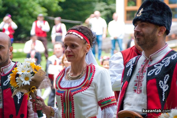 Над 350 човека облякоха народни носии за сватба в Казанлък