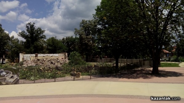 Отсякоха 50-годишни живи кестени заради Музея на розата