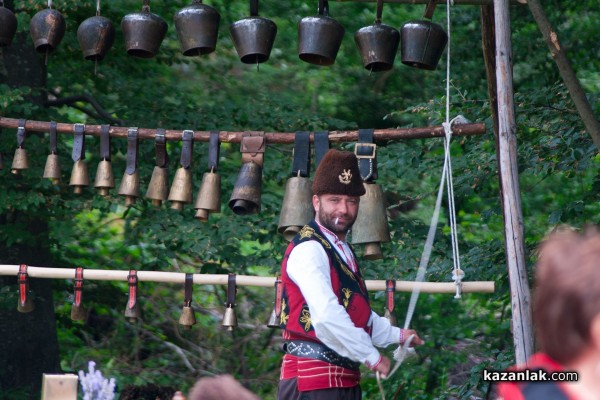 Над 350 човека облякоха народни носии за сватба в Казанлък