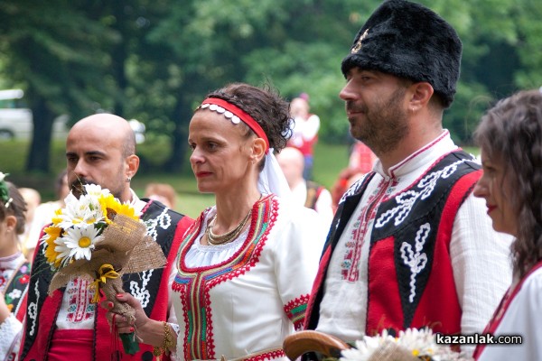 Над 350 човека облякоха народни носии за сватба в Казанлък