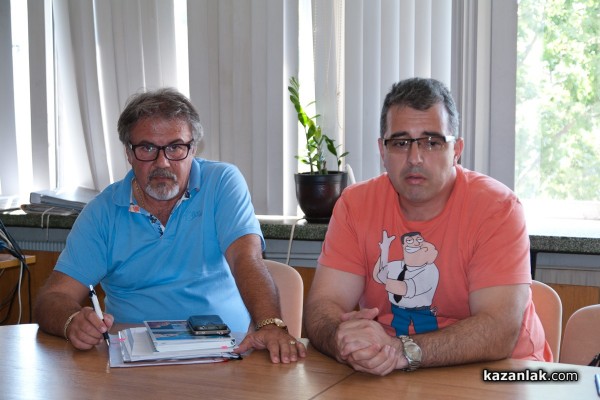 Обширно интервю в Общината днес за отсечените кестени и Музея на розата 