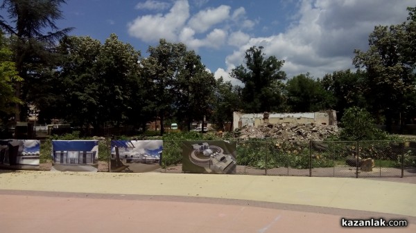 Отсякоха 50-годишни живи кестени заради Музея на розата