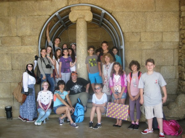 Изложба с рисунки от международния пленер „Рисуваме заедно”  бе открита  на ул. „Искра”