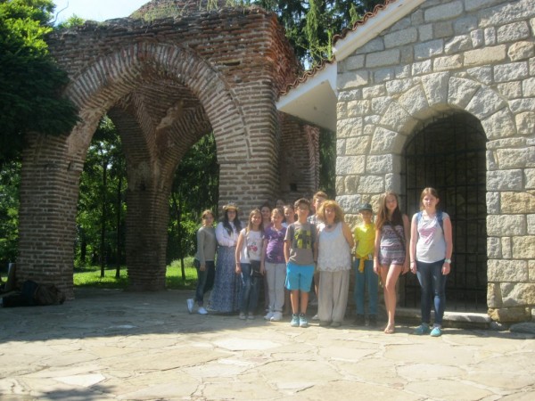 Изложба с рисунки от международния пленер „Рисуваме заедно”  бе открита  на ул. „Искра”