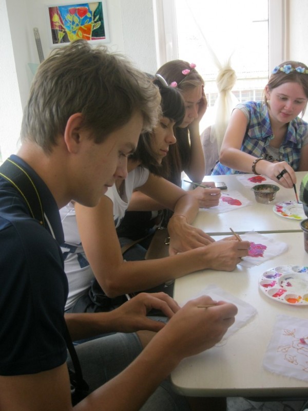 Изложба с рисунки от международния пленер „Рисуваме заедно”  бе открита  на ул. „Искра”