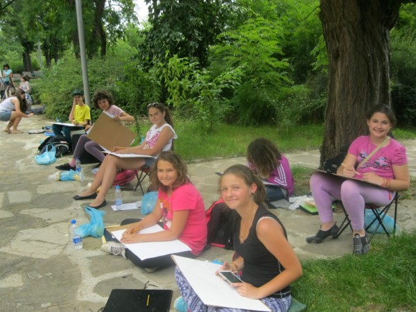 Изложба с рисунки от международния пленер „Рисуваме заедно”  бе открита  на ул. „Искра”