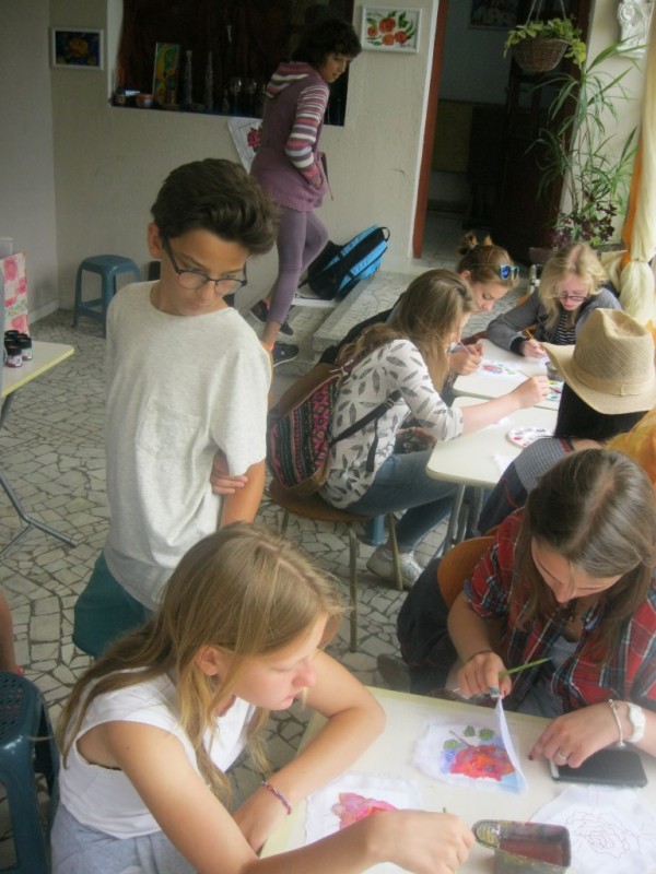 Изложба с рисунки от международния пленер „Рисуваме заедно”  бе открита  на ул. „Искра”