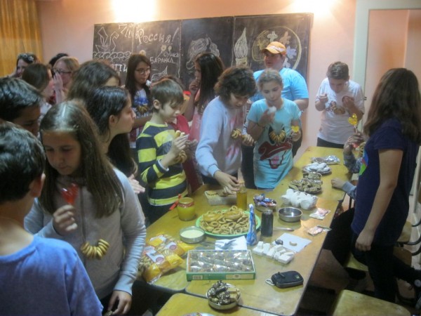 Изложба с рисунки от международния пленер „Рисуваме заедно”  бе открита  на ул. „Искра”