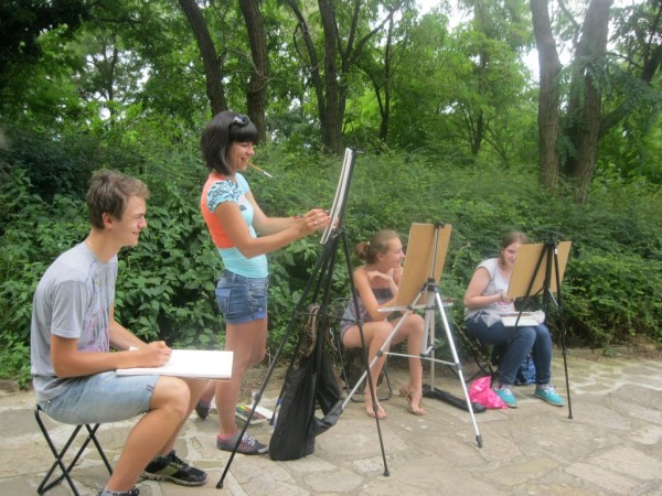 Изложба с рисунки от международния пленер „Рисуваме заедно”  бе открита  на ул. „Искра”