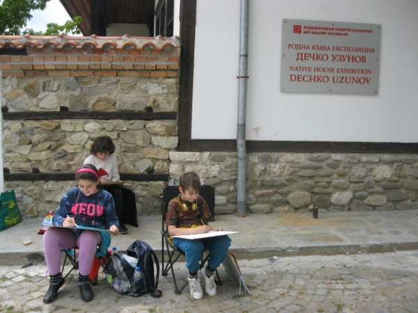 Изложба с рисунки от международния пленер „Рисуваме заедно”  бе открита  на ул. „Искра”