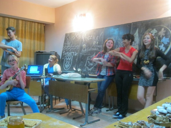 Изложба с рисунки от международния пленер „Рисуваме заедно”  бе открита  на ул. „Искра”