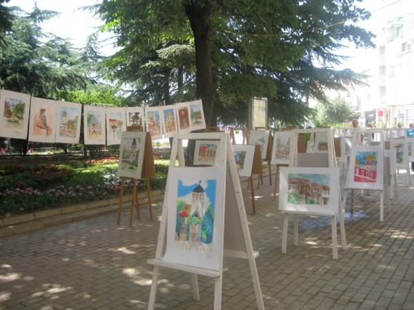 Изложба с рисунки от международния пленер „Рисуваме заедно”  бе открита  на ул. „Искра”