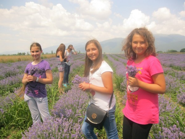 Изложба с рисунки от международния пленер „Рисуваме заедно”  бе открита  на ул. „Искра”