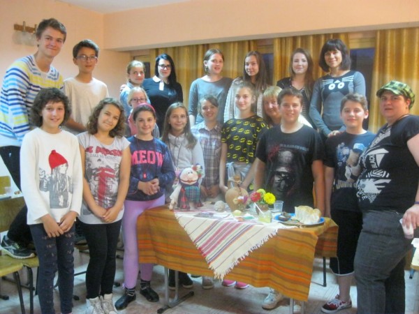 Изложба с рисунки от международния пленер „Рисуваме заедно”  бе открита  на ул. „Искра”