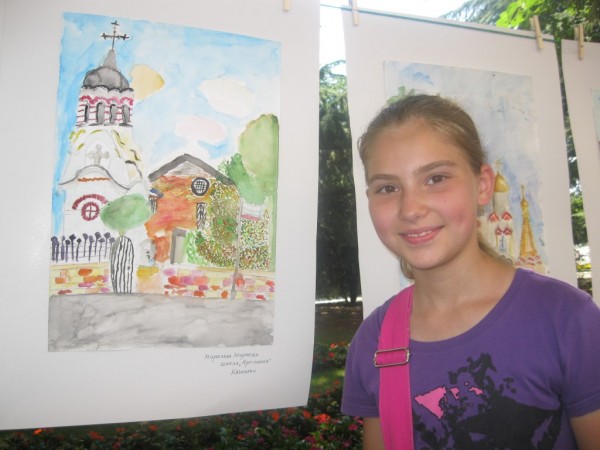 Изложба с рисунки от международния пленер „Рисуваме заедно”  бе открита  на ул. „Искра”