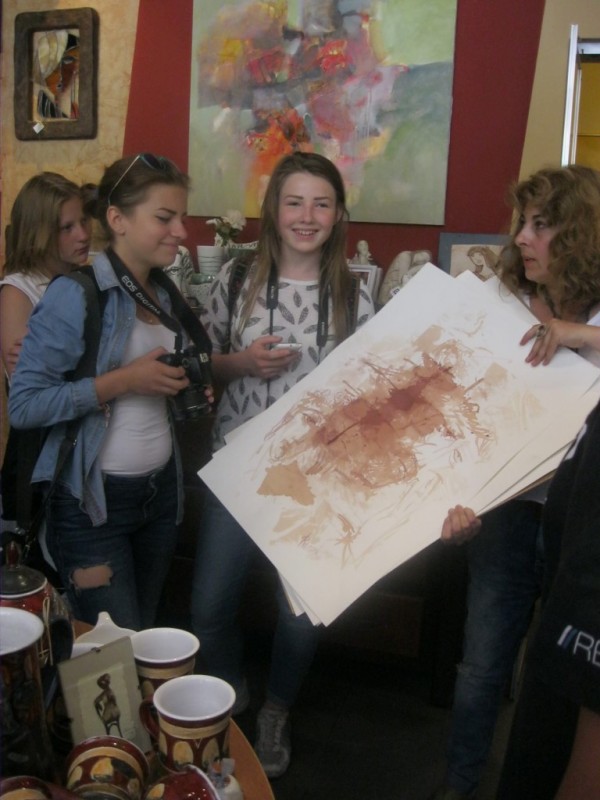 Изложба с рисунки от международния пленер „Рисуваме заедно”  бе открита  на ул. „Искра”