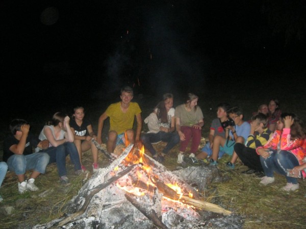 Изложба с рисунки от международния пленер „Рисуваме заедно”  бе открита  на ул. „Искра”