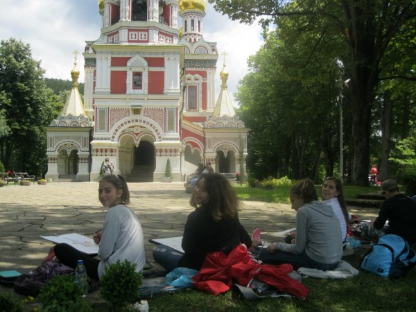 Изложба с рисунки от международния пленер „Рисуваме заедно”  бе открита  на ул. „Искра”