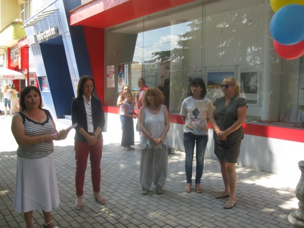 Изложба с рисунки от международния пленер „Рисуваме заедно”  бе открита  на ул. „Искра”