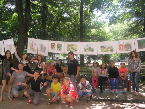 Изложба с рисунки от международния пленер „Рисуваме заедно”  бе открита  на ул. „Искра”