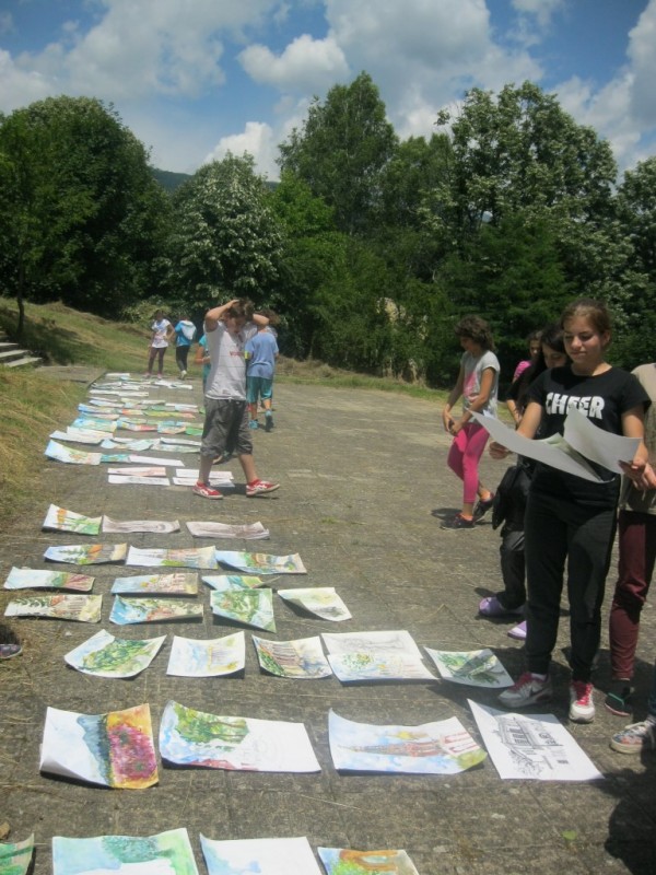 Изложба с рисунки от международния пленер „Рисуваме заедно”  бе открита  на ул. „Искра”