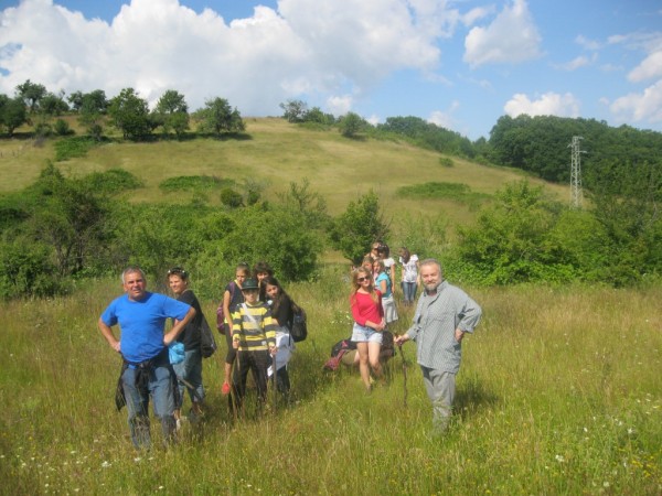 Изложба с рисунки от международния пленер „Рисуваме заедно”  бе открита  на ул. „Искра”