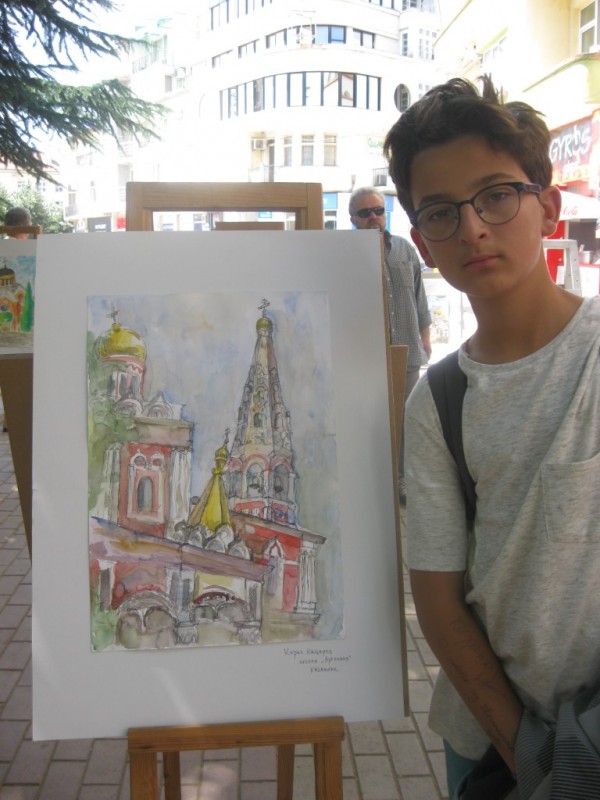 Изложба с рисунки от международния пленер „Рисуваме заедно”  бе открита  на ул. „Искра”