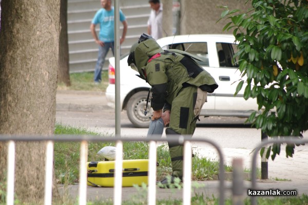 Съмнителният куфар бе взривен /Видео/