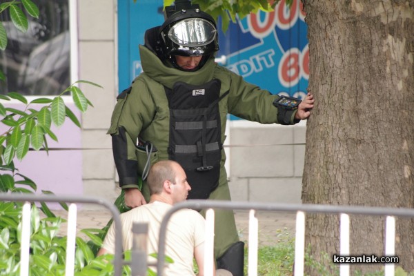 Съмнителният куфар бе взривен /Видео/