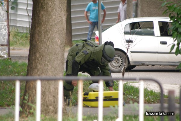 Съмнителният куфар бе взривен /Видео/