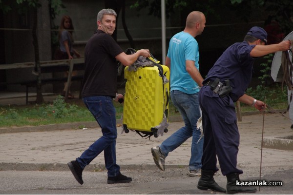 Съмнителният куфар бе взривен /Видео/