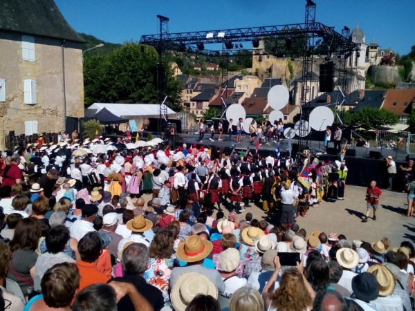 Ансамбъл „Детелини“ остави публиката в Монтиняк без дъх