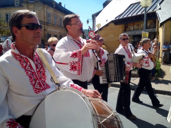 Ансамбъл „Детелини“ остави публиката в Монтиняк без дъх