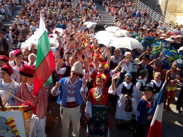 Ансамбъл „Детелини“ остави публиката в Монтиняк без дъх