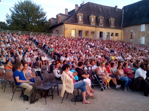 Ансамбъл „Детелини“ остави публиката в Монтиняк без дъх