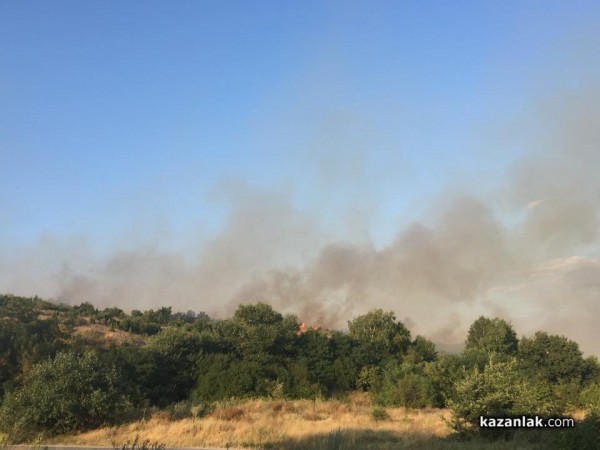 Голям пожар до Казанлък. Затвориха пътя за Стара Загора.