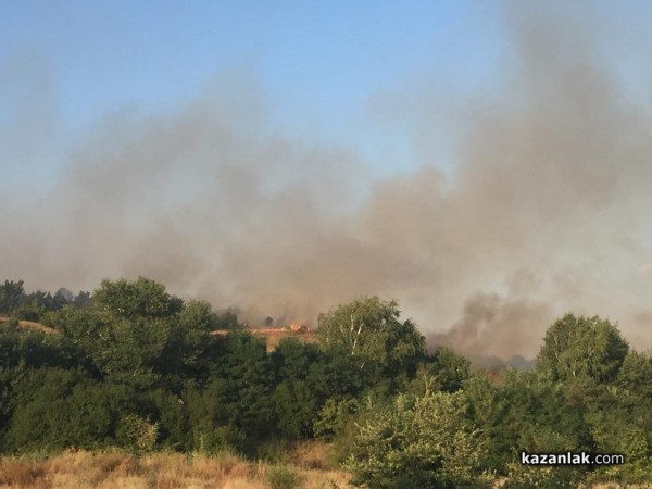 Голям пожар до Казанлък. Затвориха пътя за Стара Загора.