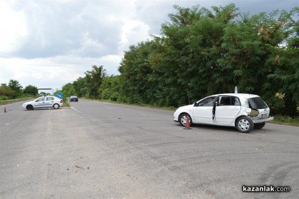 Катастрофа на забранен обратен завой по пътя за Стара Загора днес