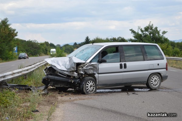 Катастрофа на забранен обратен завой по пътя за Стара Загора днес