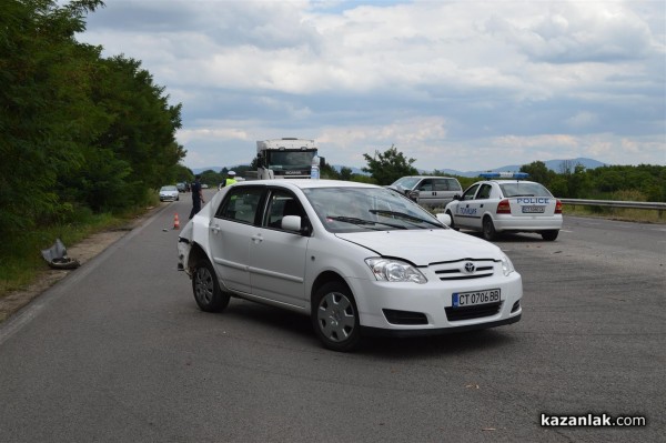Катастрофа на забранен обратен завой по пътя за Стара Загора днес