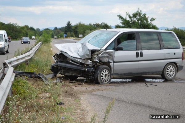 Катастрофа на забранен обратен завой по пътя за Стара Загора днес