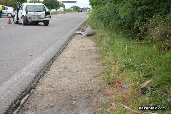 Катастрофа на забранен обратен завой по пътя за Стара Загора днес