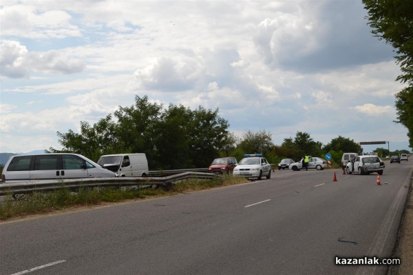 Катастрофа на забранен обратен завой по пътя за Стара Загора днес