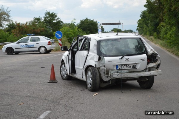 Катастрофа на забранен обратен завой по пътя за Стара Загора днес