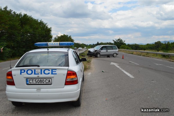 Катастрофа на забранен обратен завой по пътя за Стара Загора днес