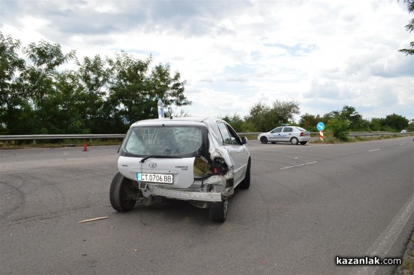 Катастрофа на забранен обратен завой по пътя за Стара Загора днес