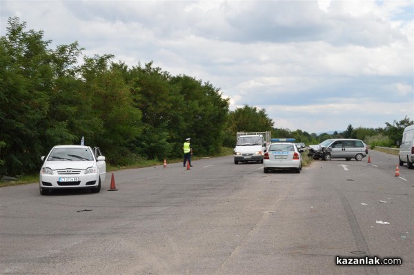 Катастрофа на забранен обратен завой по пътя за Стара Загора днес