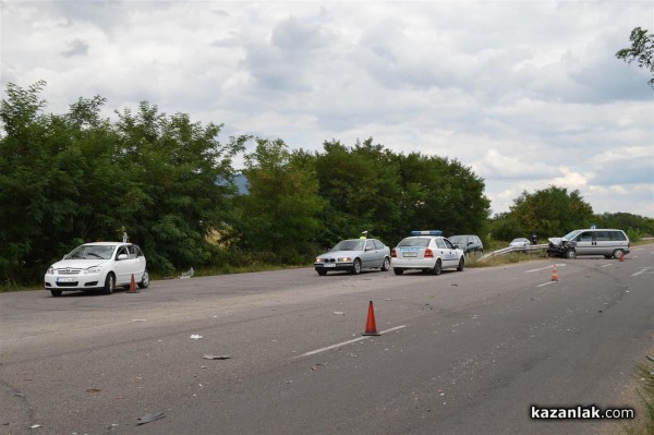 Катастрофа на забранен обратен завой по пътя за Стара Загора днес